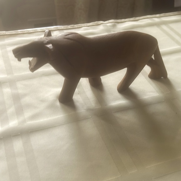 Lioness wooden sculpture - Picture 3 of 3